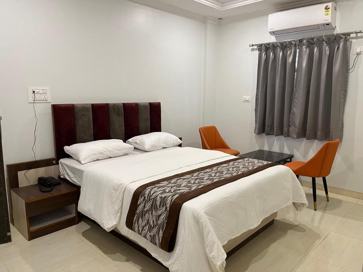 Hotel Jeet Paradise Phaltan Buitenkant foto