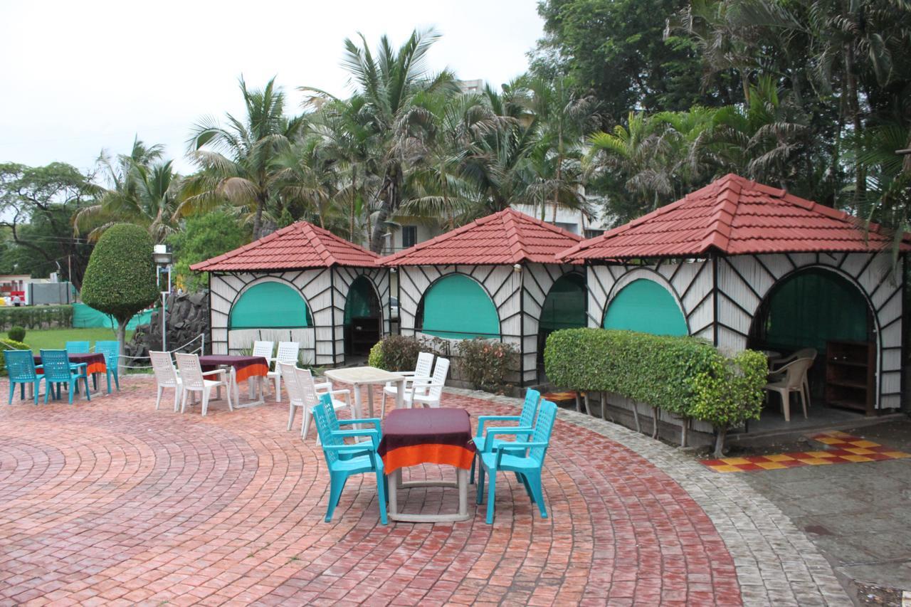 Hotel Jeet Paradise Phaltan Buitenkant foto